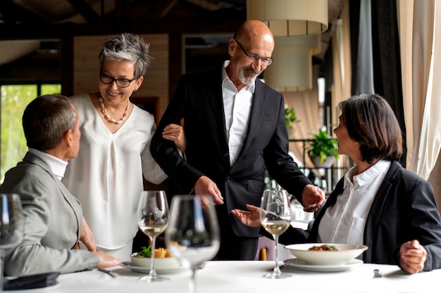 Foto gratuita parejas mayores juntas en un restaurante de lujo