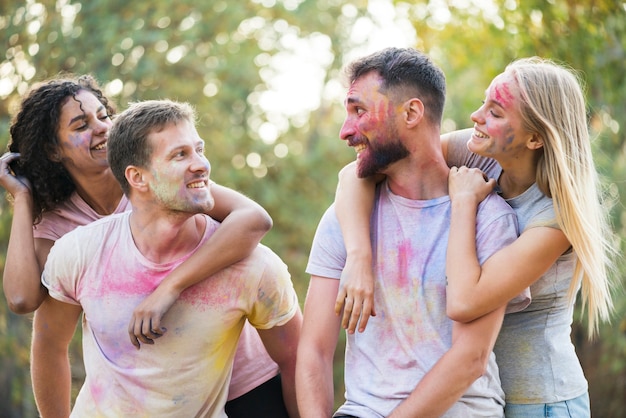 Parejas mirándose mientras posan en el festival