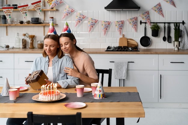 Foto gratuita parejas queer celebrando cumpleaños