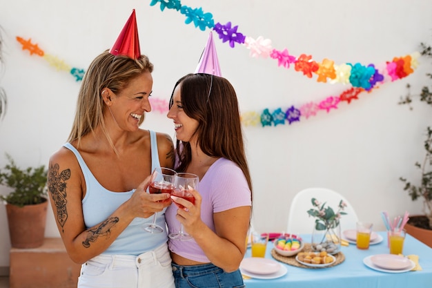 Parejas queer de estilo de vida celebrando cumpleaños