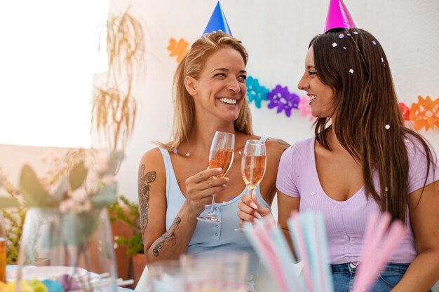 Parejas queer de estilo de vida celebrando cumpleaños