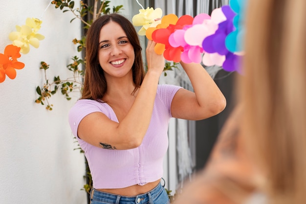 Foto gratuita parejas queer de estilo de vida celebrando cumpleaños