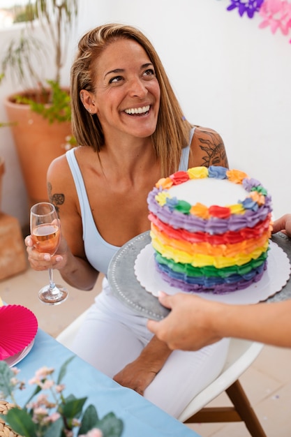 Foto gratuita parejas queer de estilo de vida celebrando cumpleaños