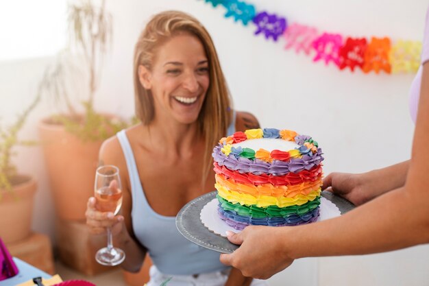 Foto gratuita parejas queer de estilo de vida celebrando cumpleaños