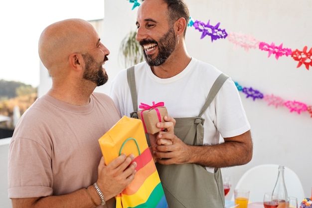 Parejas queer de estilo de vida celebrando cumpleaños