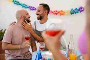 Foto gratuita parejas queer de estilo de vida celebrando cumpleaños