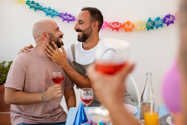 Parejas queer de estilo de vida celebrando cumpleaños