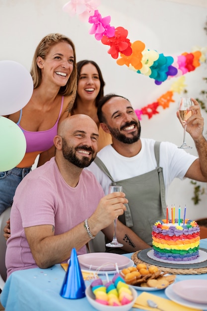 Parejas queer de estilo de vida celebrando cumpleaños