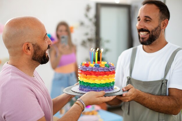 Parejas queer de estilo de vida celebrando cumpleaños