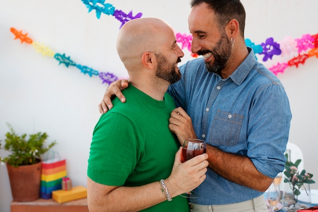 Parejas queer de estilo de vida celebrando cumpleaños