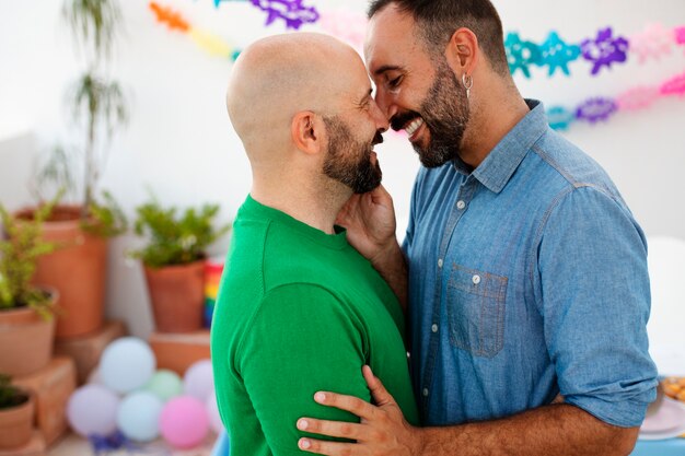 Parejas queer de estilo de vida celebrando cumpleaños