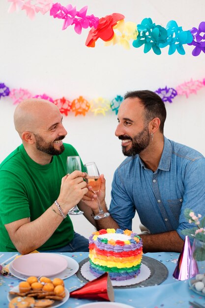 Parejas queer de estilo de vida celebrando cumpleaños