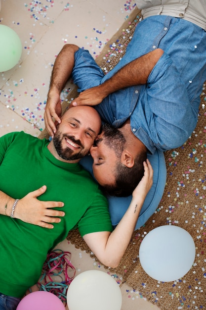 Parejas queer de estilo de vida celebrando cumpleaños