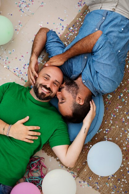 Parejas queer de estilo de vida celebrando cumpleaños