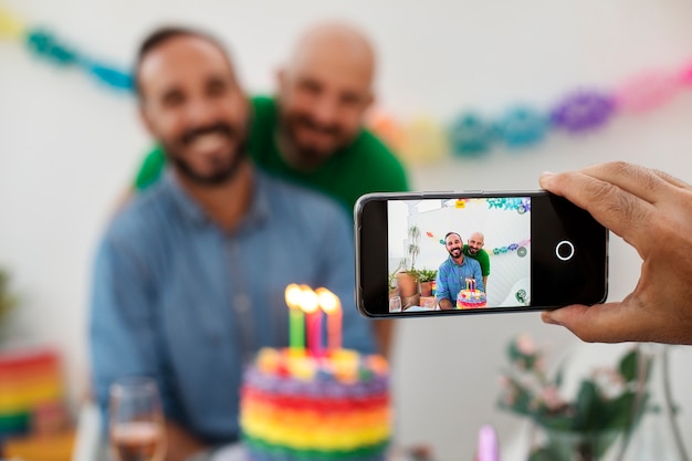 Foto gratuita parejas queer de estilo de vida celebrando cumpleaños