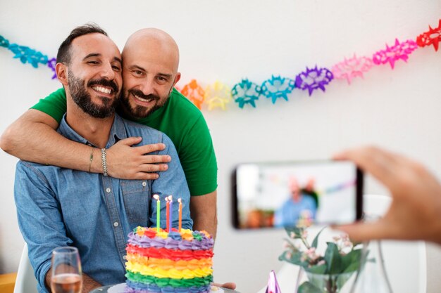 Parejas queer de estilo de vida celebrando cumpleaños