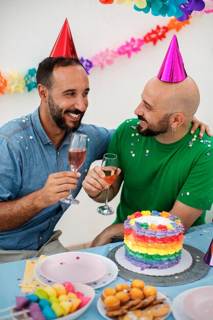 Parejas queer de estilo de vida celebrando cumpleaños