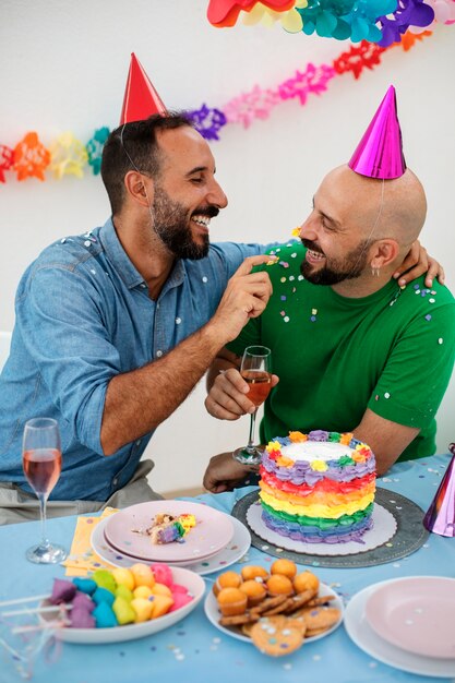 Parejas queer de estilo de vida celebrando cumpleaños