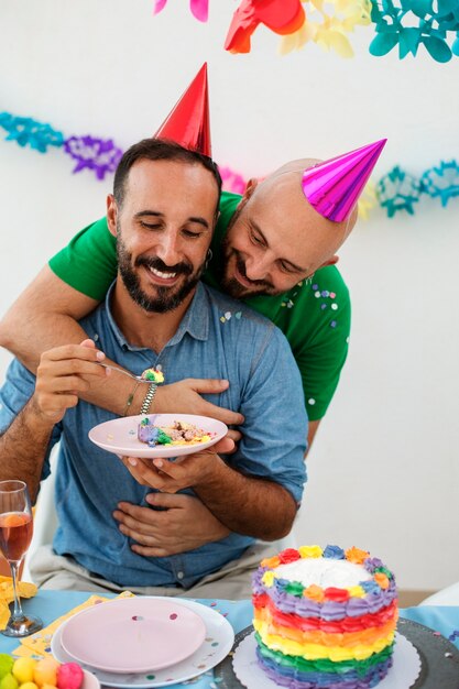 Parejas queer de estilo de vida celebrando cumpleaños