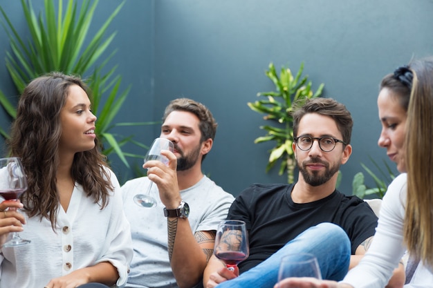 Parejas relajadas positivas que disfrutan del tiempo libre