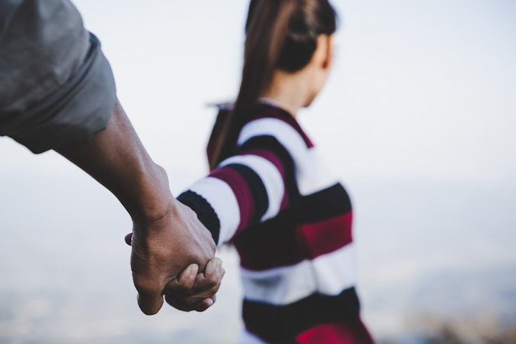 Foto gratuito las parejas de san valentín caminan de la mano, prometidas a cuidar entre sí con amor.