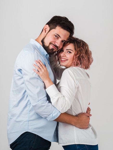 Foto gratuita parejas sonriendo y posando para san valentín