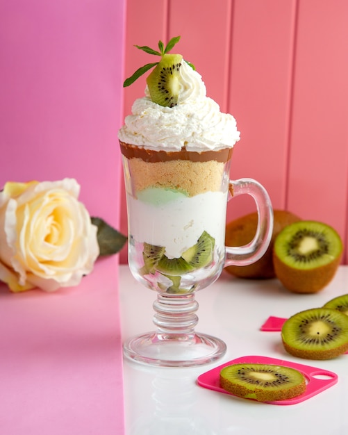 parfait de kiwi con caramelo de yogur, galletas desmenuzadas y kiwi