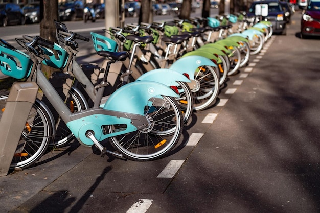Foto gratuita parís, francia, bicicletas urbanas, alquiler de bicicletas, estacionamiento de bicicletas.