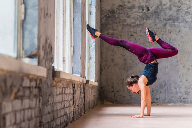 Paro de manos mujer yogui practicando yoga hacia abajo árbol plantean