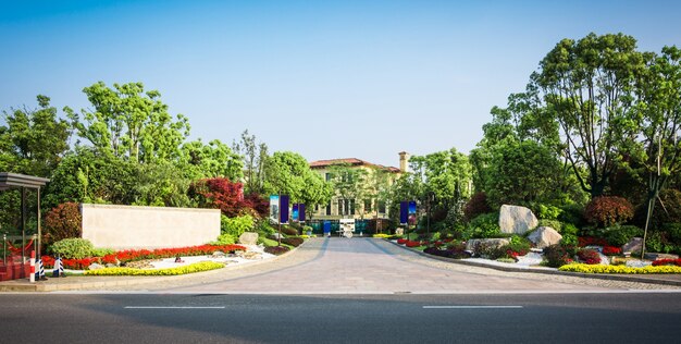 Parque con árboles y fuentes frente al Centro de Negocios