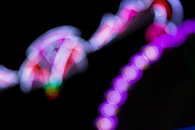 Foto gratuito parque de atracciones borroso rueda de la maravilla luces de neón violetas