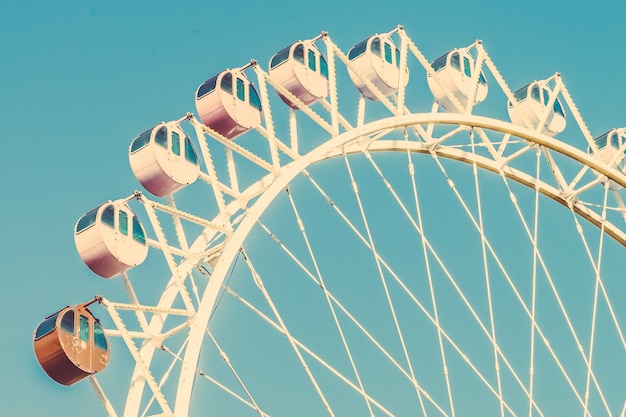 Foto gratuita parque de atracciones fondo de color azul día