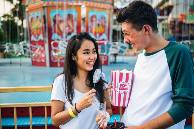 Parque de atracciones Funfair Festive Playful Happiness Concept