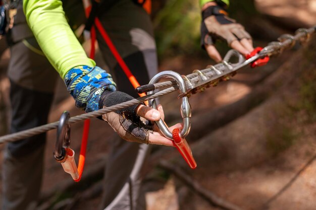 Parque de aventuras de escalada en los Cárpatos en Rumania