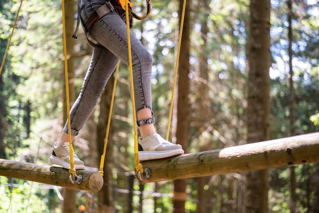 Parque de aventuras de escalada en los Cárpatos en Rumania