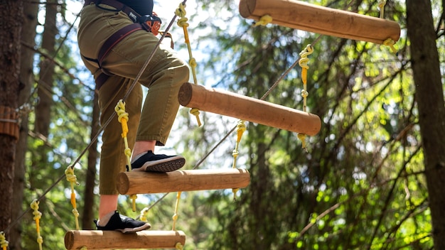 Foto gratuita parque de aventuras de escalada en los cárpatos en rumania