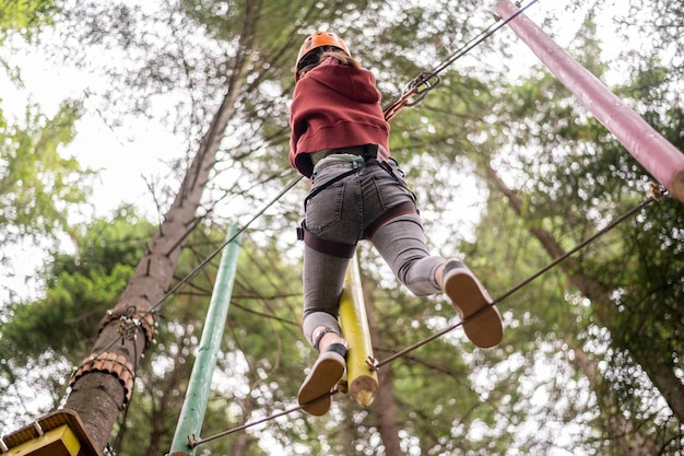 Parque de aventuras de escalada en los Cárpatos en Rumania