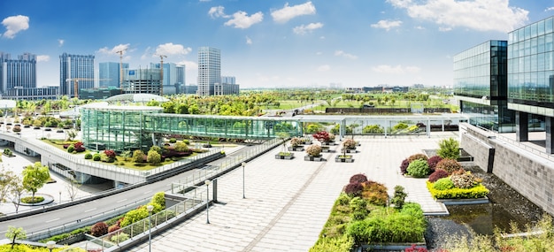 Parque de la ciudad bajo el cielo azul con el horizonte del centro en el fondo