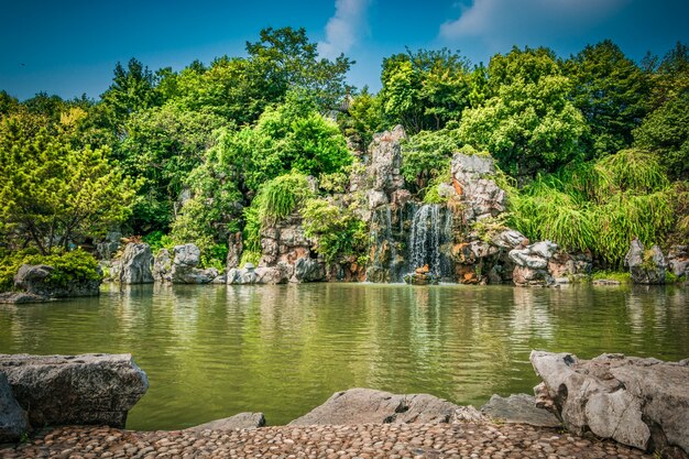 El parque de la ciudad con el lago