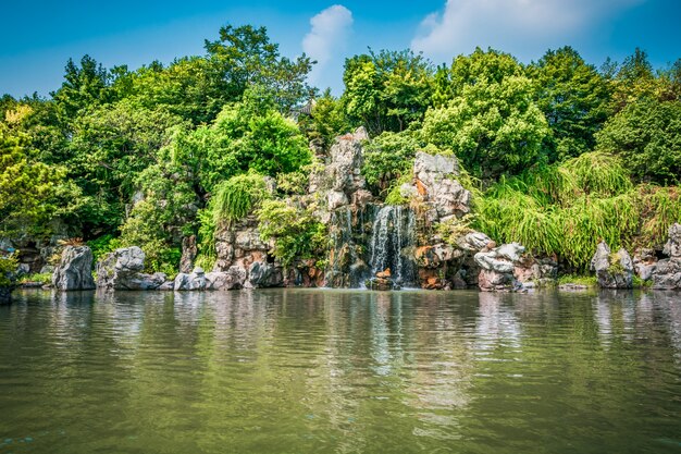 El parque de la ciudad con el lago