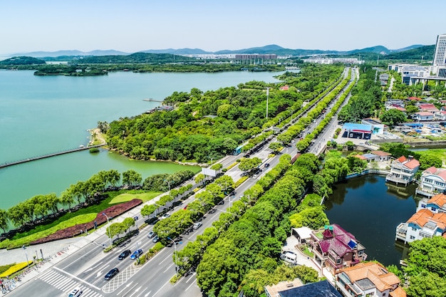 El parque de la ciudad con el lago