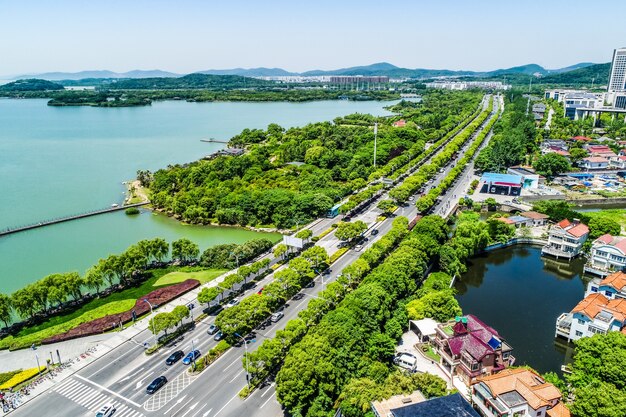 El parque de la ciudad con el lago