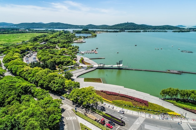 El parque de la ciudad con el lago