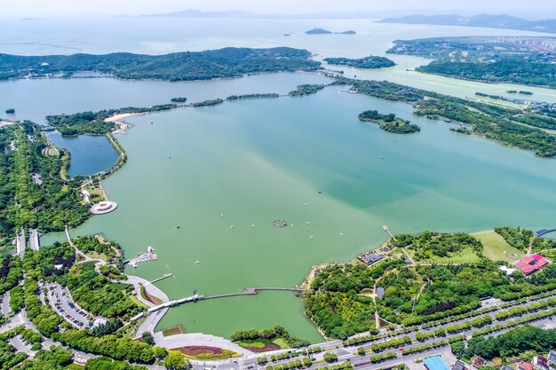 El parque de la ciudad con el lago