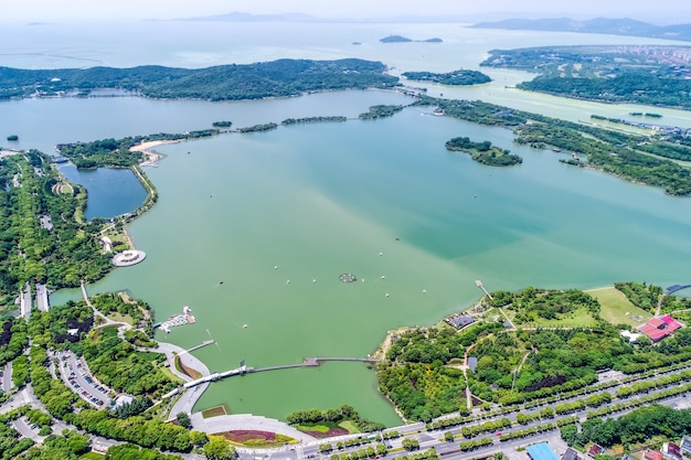 El parque de la ciudad con el lago