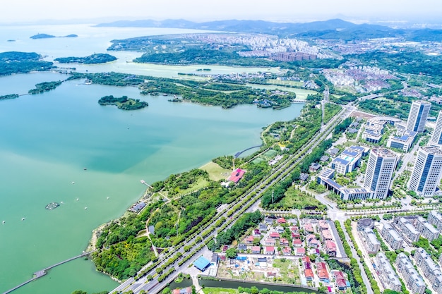 El parque de la ciudad con el lago