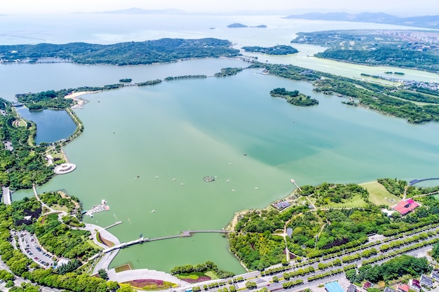 El parque de la ciudad con el lago