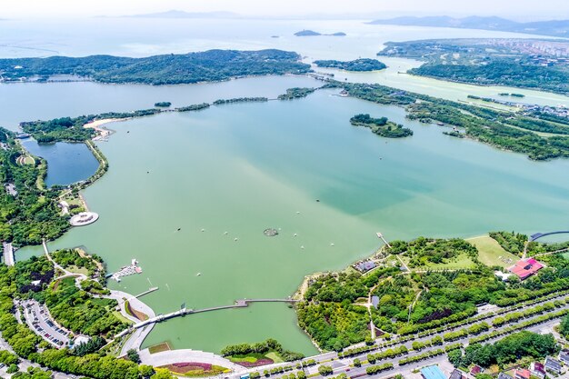 El parque de la ciudad con el lago