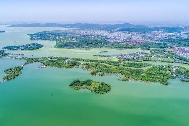 El parque de la ciudad con el lago