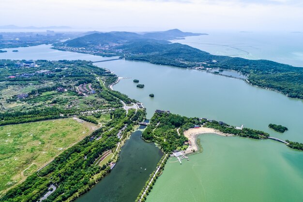 El parque de la ciudad con el lago